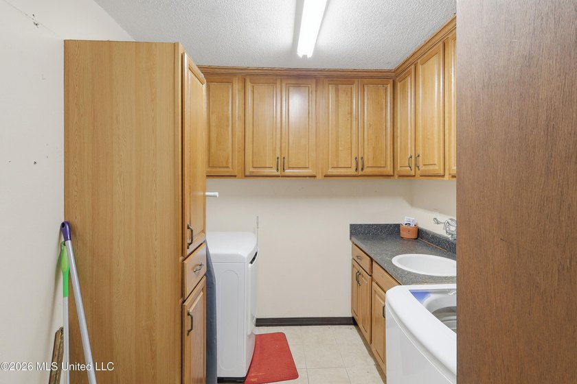 Welcome home to this spacious 4-bedroom, 2.5-bath ranch-style - photo 10