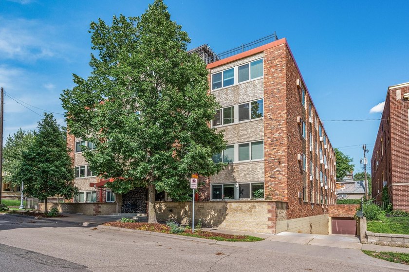 SELLER WILL PAY ONE FULL YEAR OF HOA FEES! Welcome to this - photo 2