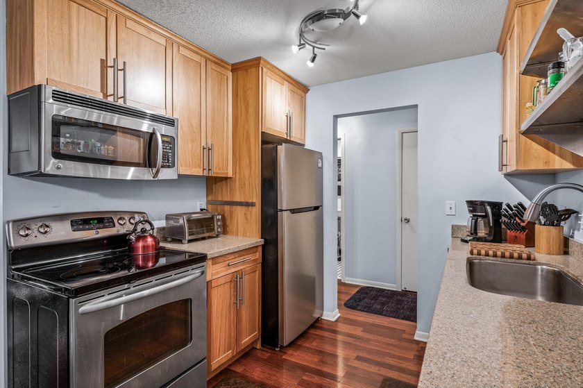 SELLER WILL PAY ONE FULL YEAR OF HOA FEES! Welcome to this - photo 10