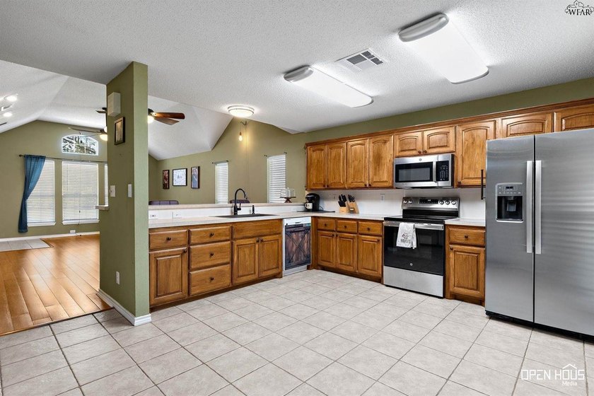 Low-maintenance living in southwest Wichita Falls! Open floor - photo 11