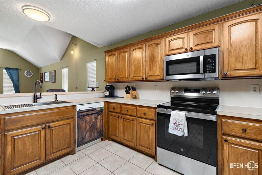 Low-maintenance living in southwest Wichita Falls! Open floor - photo 12