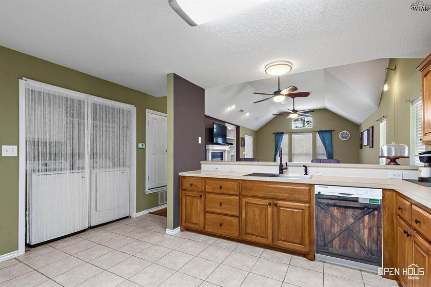 Low-maintenance living in southwest Wichita Falls! Open floor - photo 13