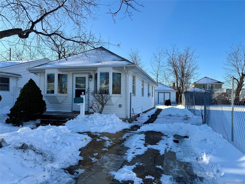 East Rockaway: Bay Park, Renovated Bungalow with 2 Bedrooms, 1 - photo 2
