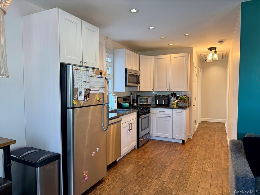 East Rockaway: Bay Park, Renovated Bungalow with 2 Bedrooms, 1 - photo 3