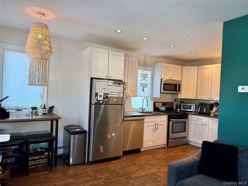 East Rockaway: Bay Park, Renovated Bungalow with 2 Bedrooms, 1 - photo 4