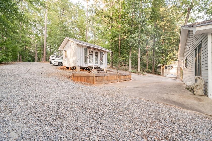 Set along the shoreline of Lake Sinclair, this thoughtfully - photo 4