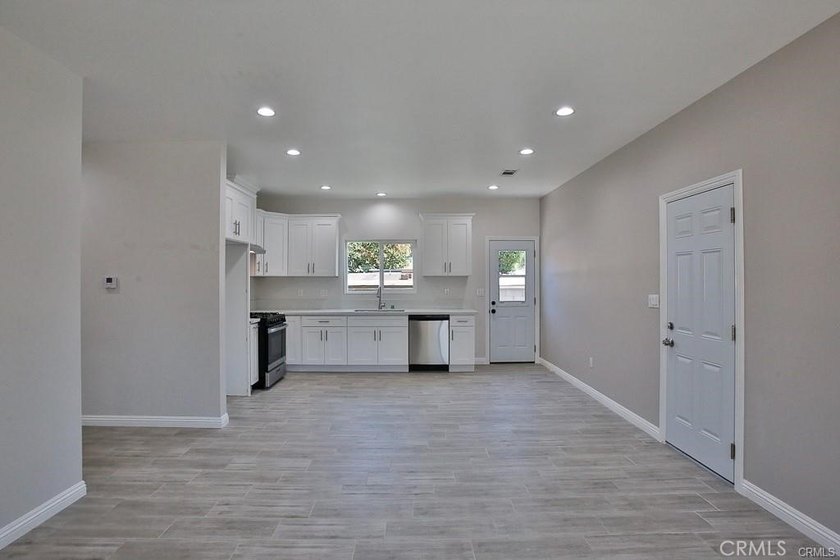 Discover the Perfect Home in Santa Ana! Don't miss this - photo 7
