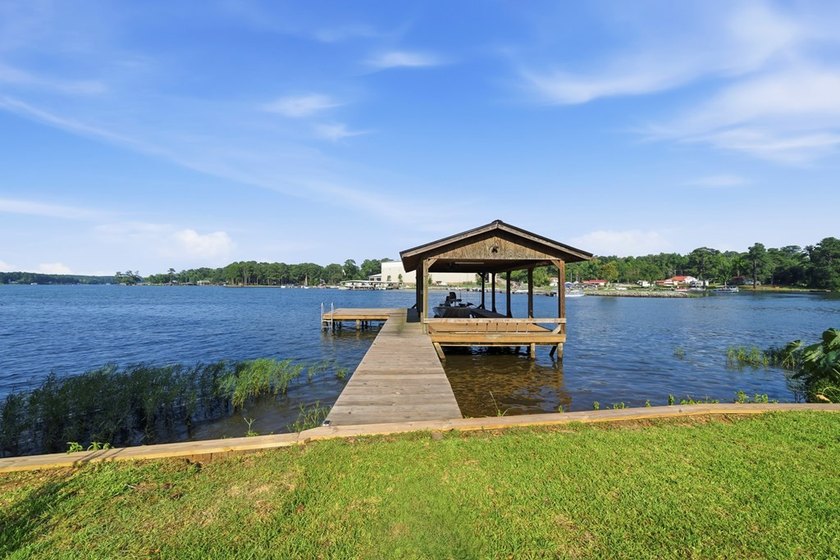 Stunning house on Lake Sinclair! This move in ready property has - photo 4