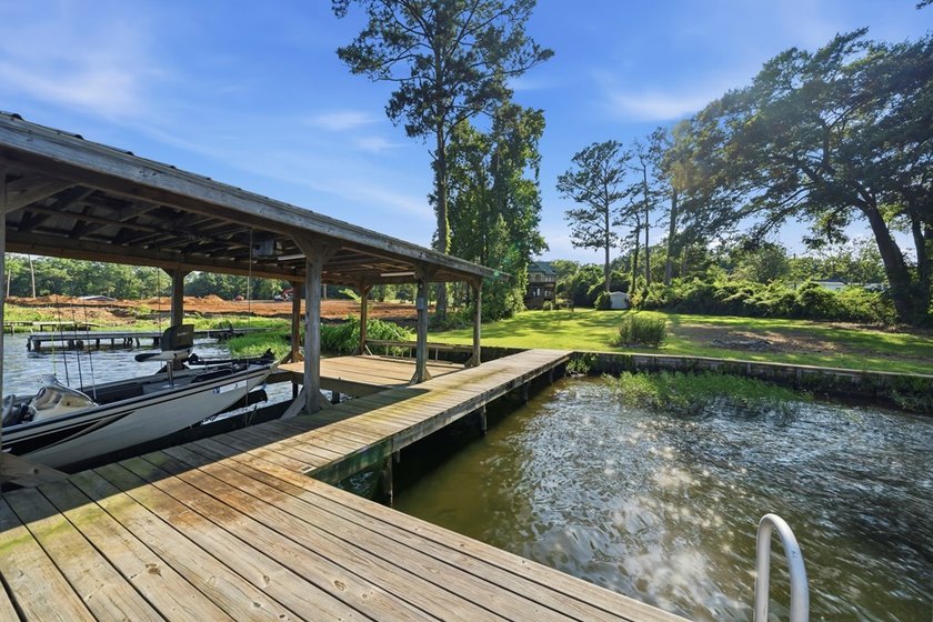 Stunning house on Lake Sinclair! This move in ready property has - photo 6