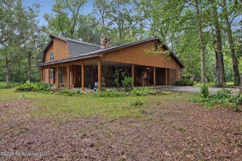 Log-style home on 3.1 country acres in Woolmarket. 3 bed, 2.5 - photo 2
