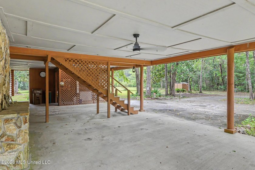 Log-style home on 3.1 country acres in Woolmarket. 3 bed, 2.5 - photo 3
