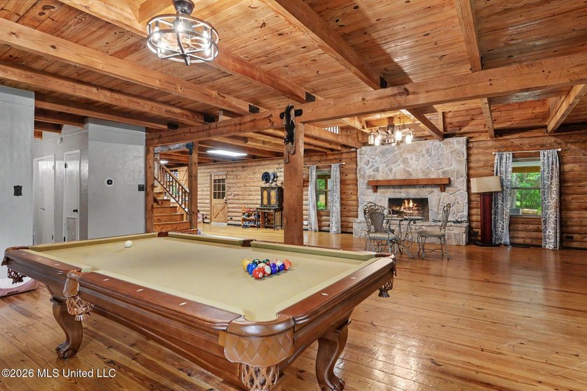 Log-style home on 3.1 country acres in Woolmarket. 3 bed, 2.5 - photo 4