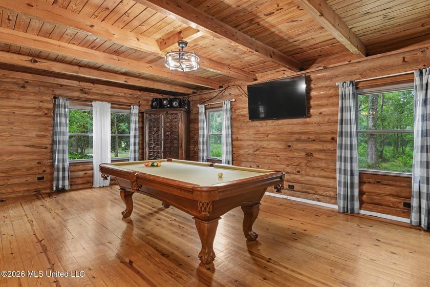Log-style home on 3.1 country acres in Woolmarket. 3 bed, 2.5 - photo 6