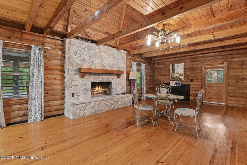 Log-style home on 3.1 country acres in Woolmarket. 3 bed, 2.5 - photo 8