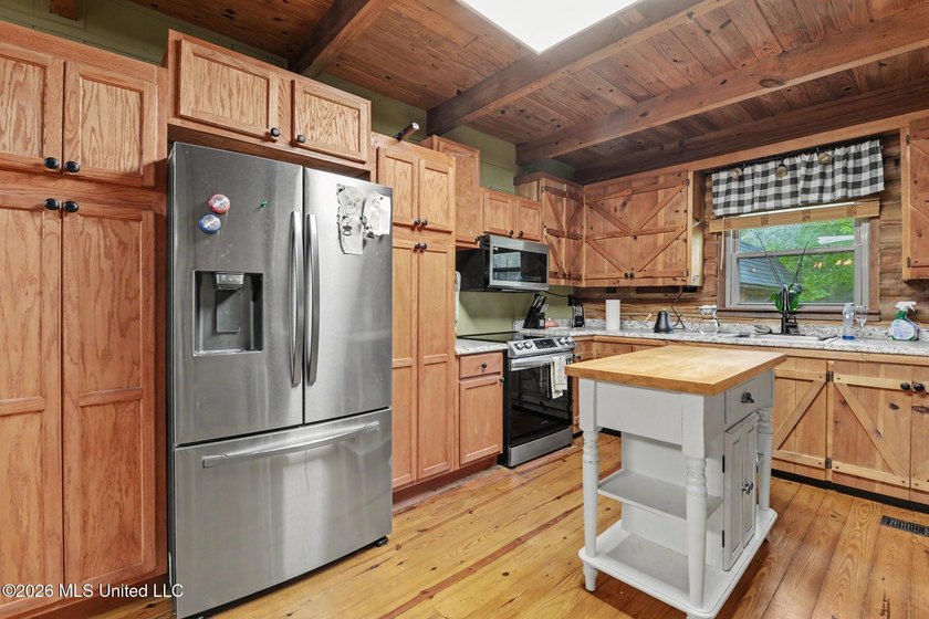 Log-style home on 3.1 country acres in Woolmarket. 3 bed, 2.5 - photo 10