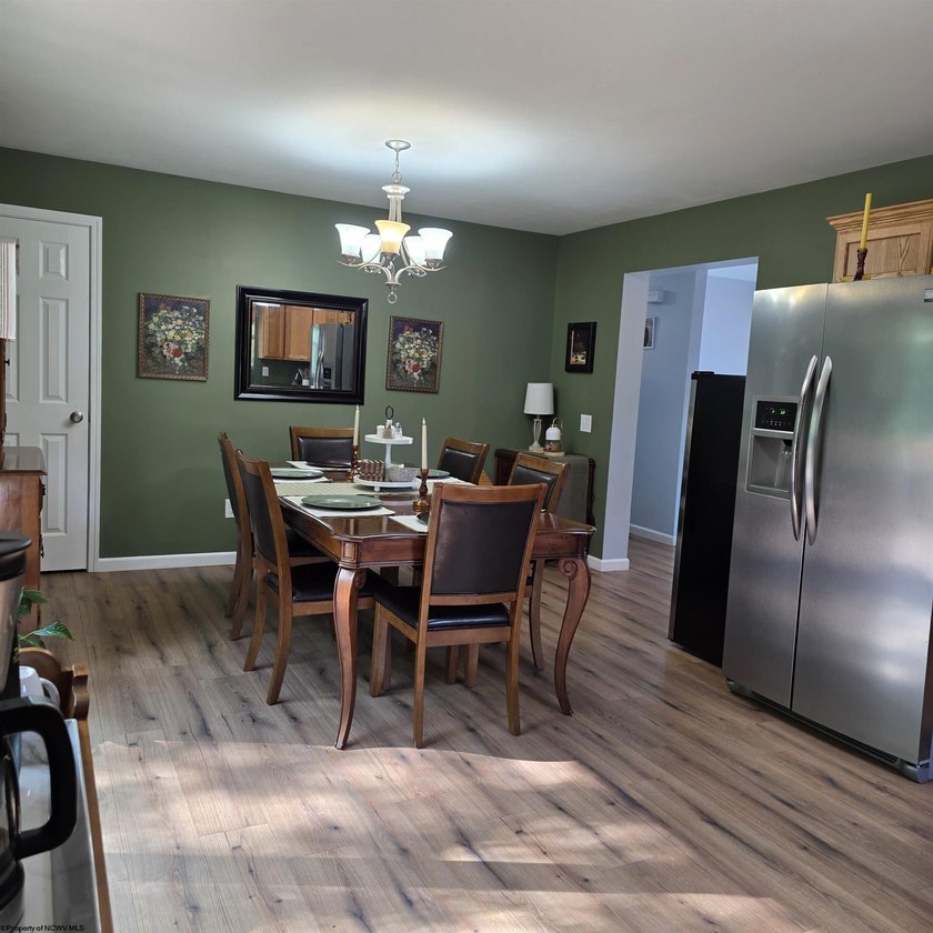 Beautiful and well-maintained split level home with 1st floor - photo 11