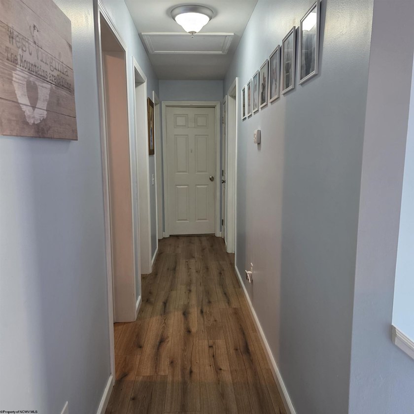 Beautiful and well-maintained split level home with 1st floor - photo 13