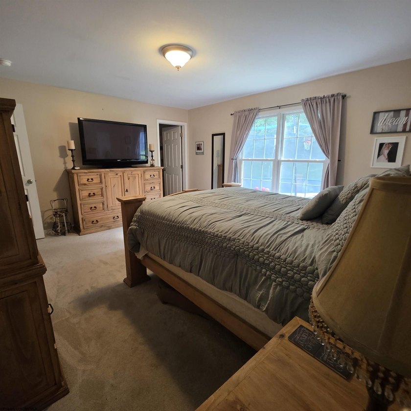 Beautiful and well-maintained split level home with 1st floor - photo 16