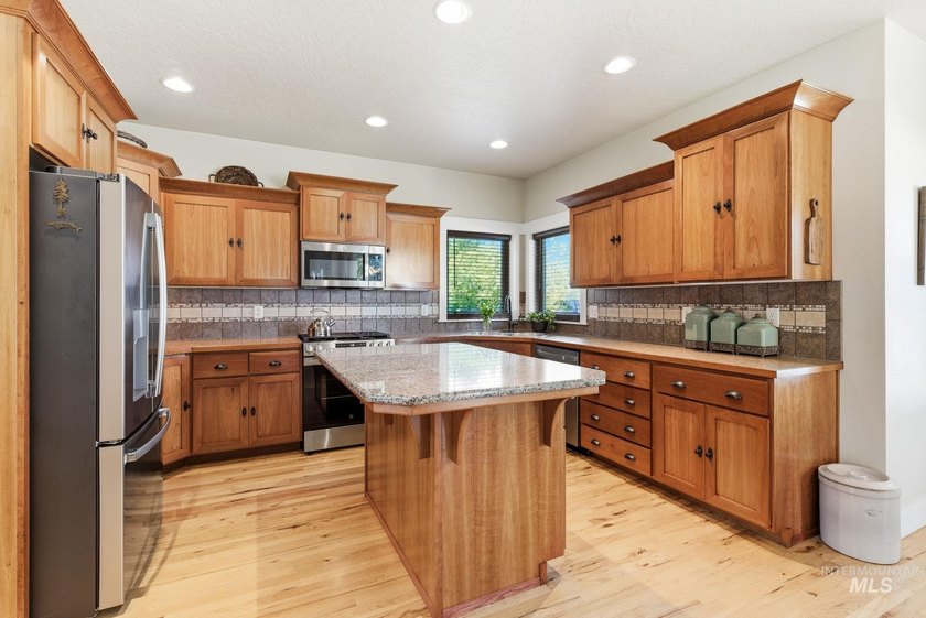 Welcome home to this exceptional residence, thoughtfully crafted - photo 17
