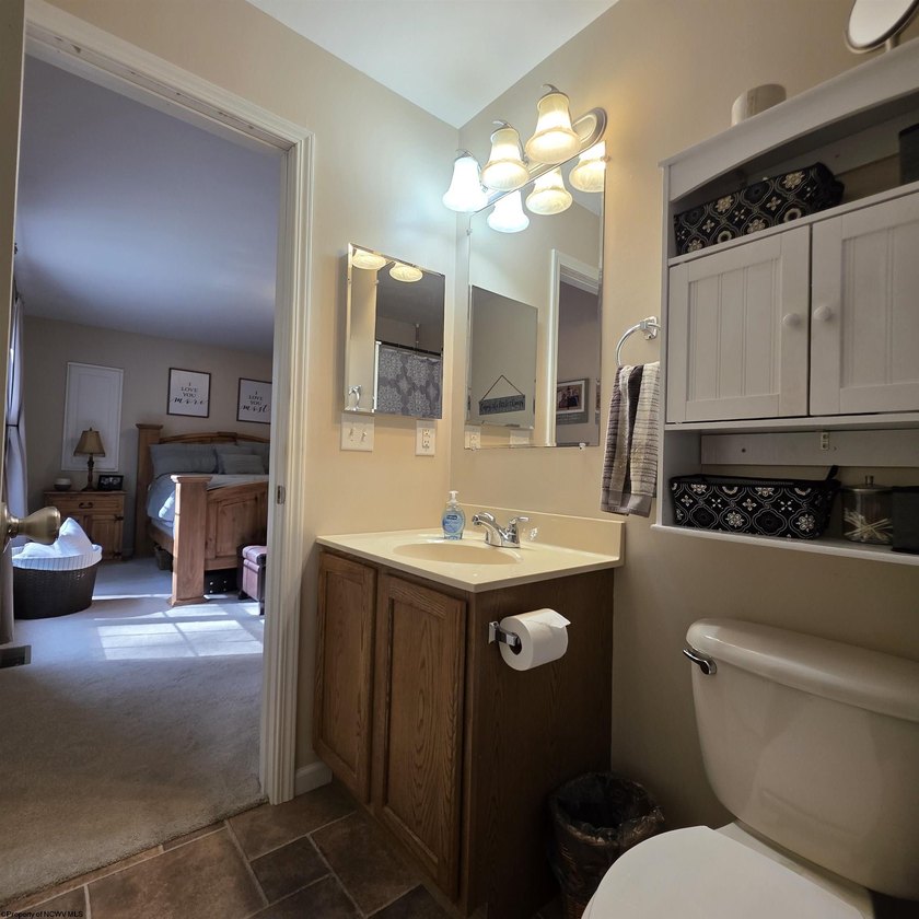 Beautiful and well-maintained split level home with 1st floor - photo 18