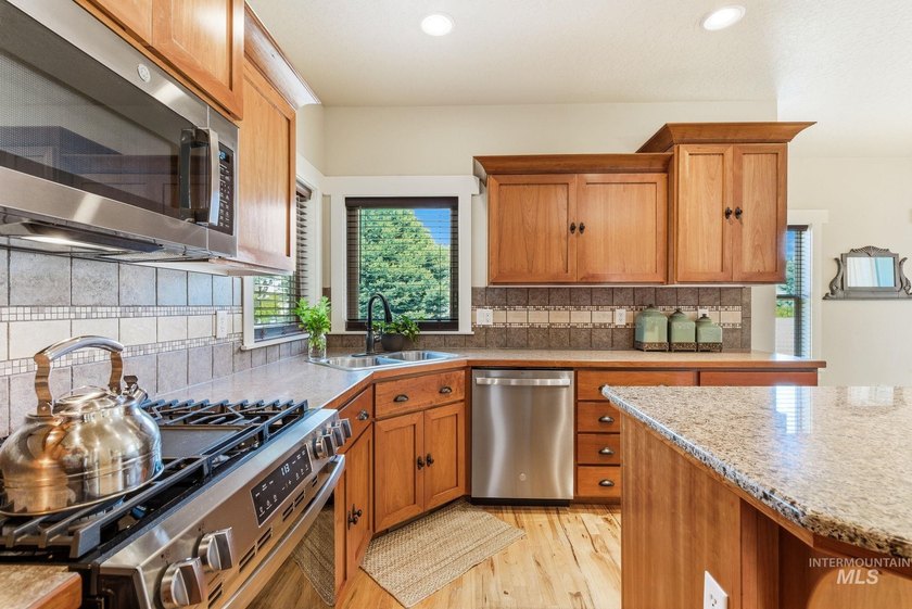 Welcome home to this exceptional residence, thoughtfully crafted - photo 19