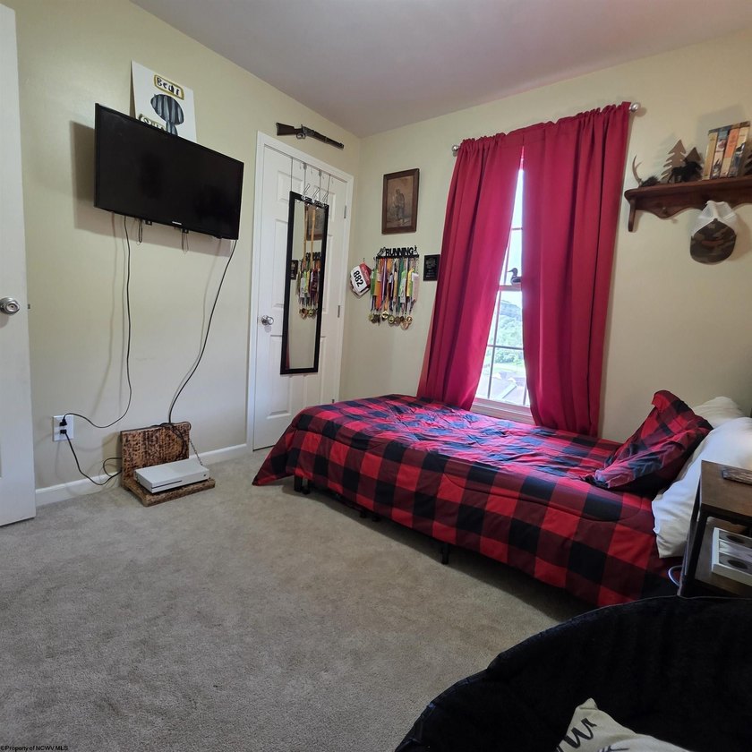 Beautiful and well-maintained split level home with 1st floor - photo 20