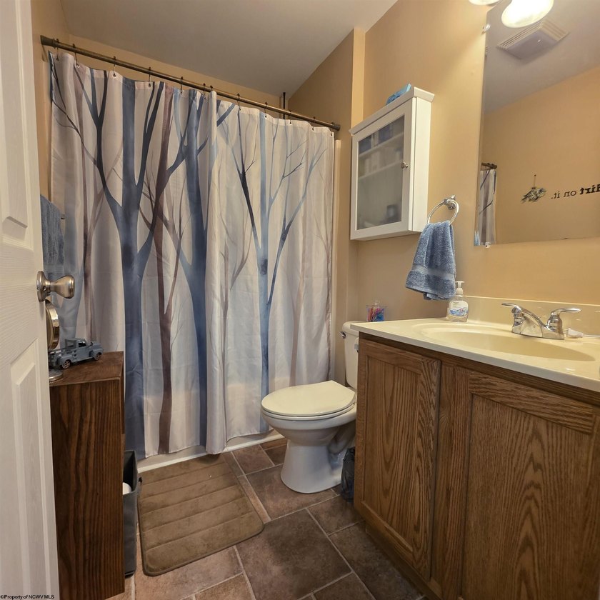 Beautiful and well-maintained split level home with 1st floor - photo 22