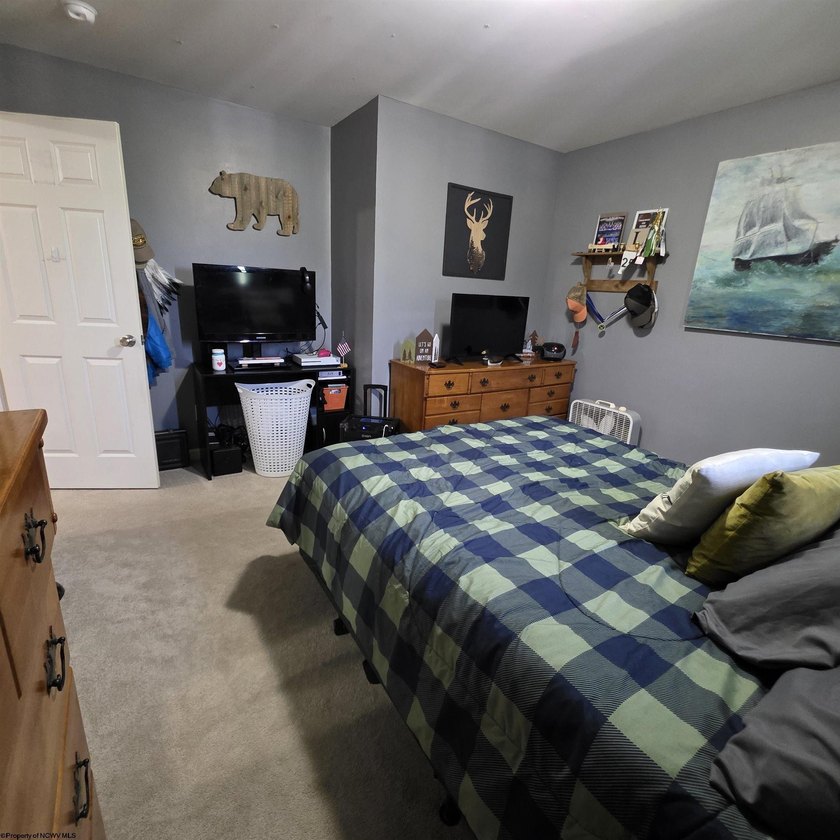 Beautiful and well-maintained split level home with 1st floor - photo 24