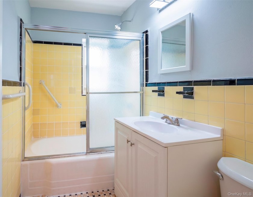 Newly renovated- move-in ready one-bedroom. Facing a garden view - photo 25