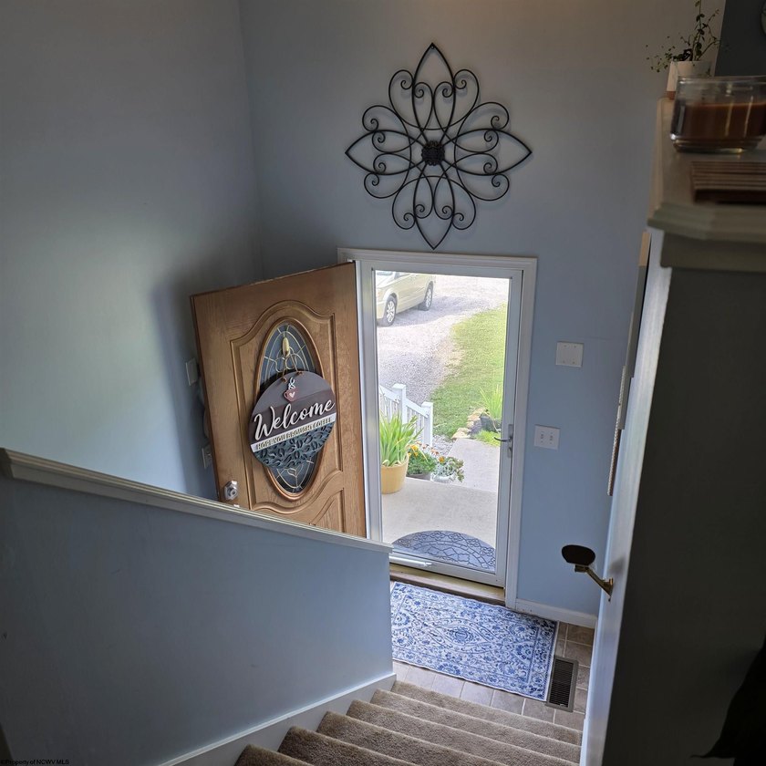 Beautiful and well-maintained split level home with 1st floor - photo 26
