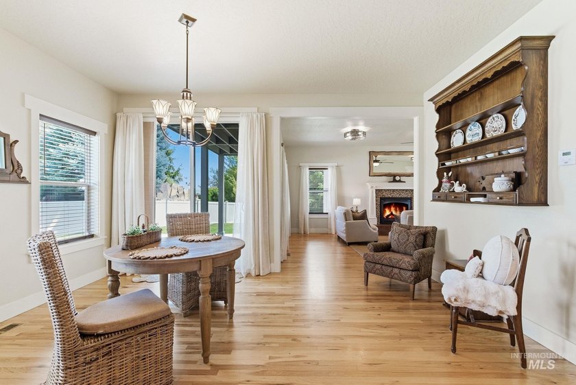 Welcome home to this exceptional residence, thoughtfully crafted - photo 27