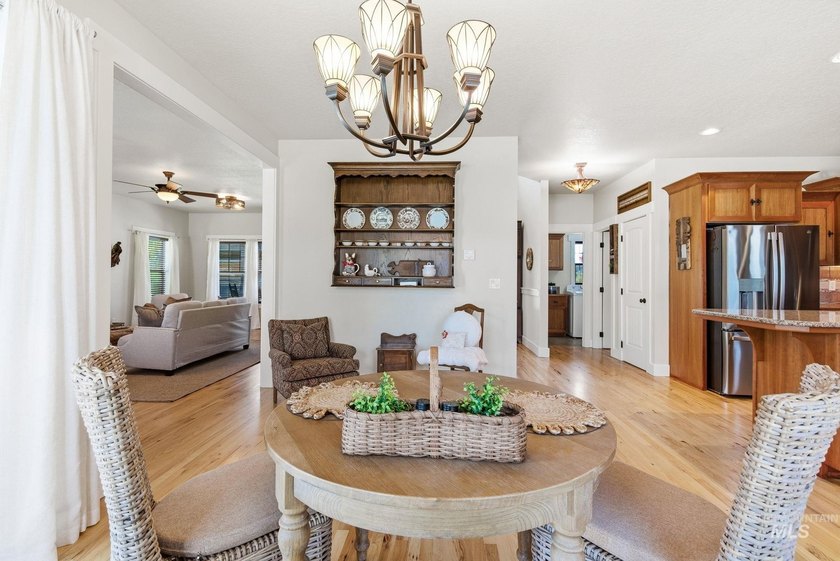 Welcome home to this exceptional residence, thoughtfully crafted - photo 28