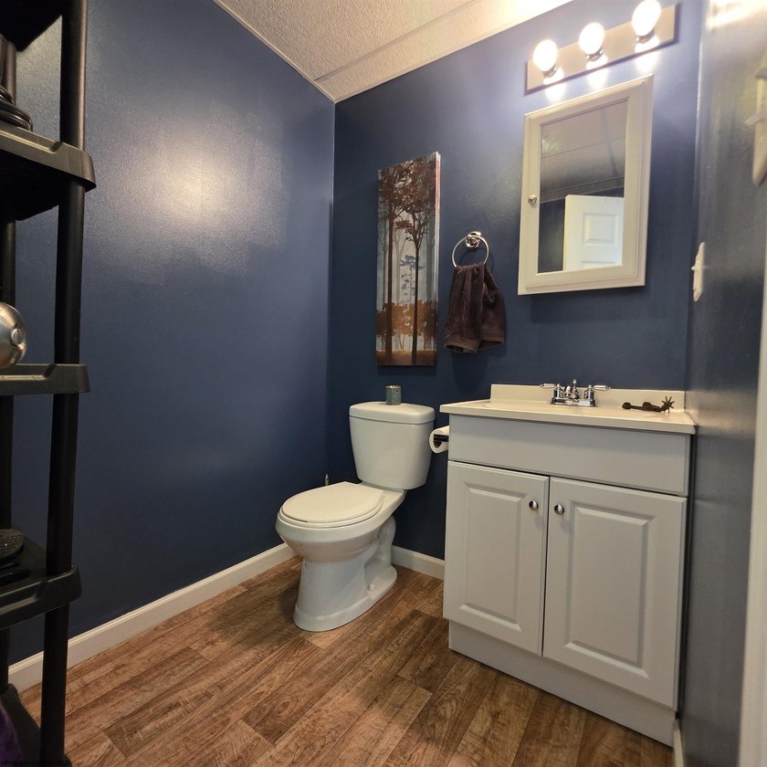 Beautiful and well-maintained split level home with 1st floor - photo 28