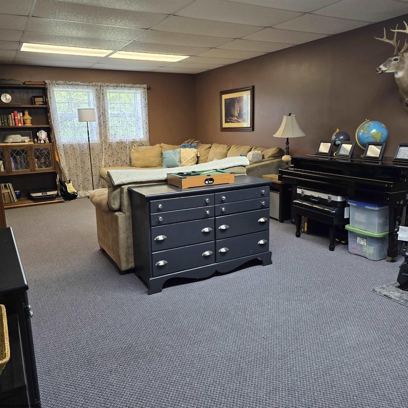 Beautiful and well-maintained split level home with 1st floor - photo 30