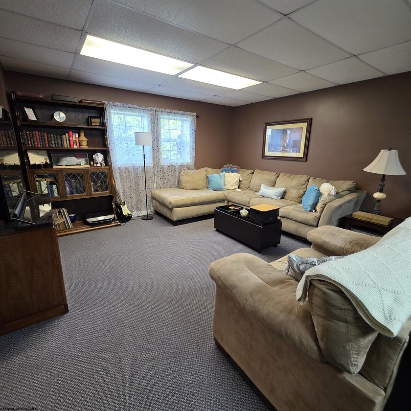 Beautiful and well-maintained split level home with 1st floor - photo 31