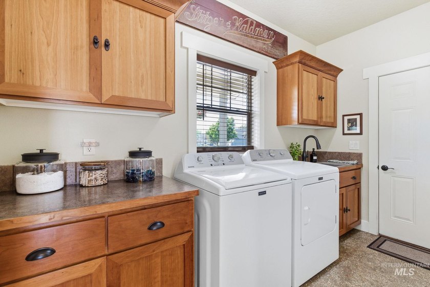 Welcome home to this exceptional residence, thoughtfully crafted - photo 32