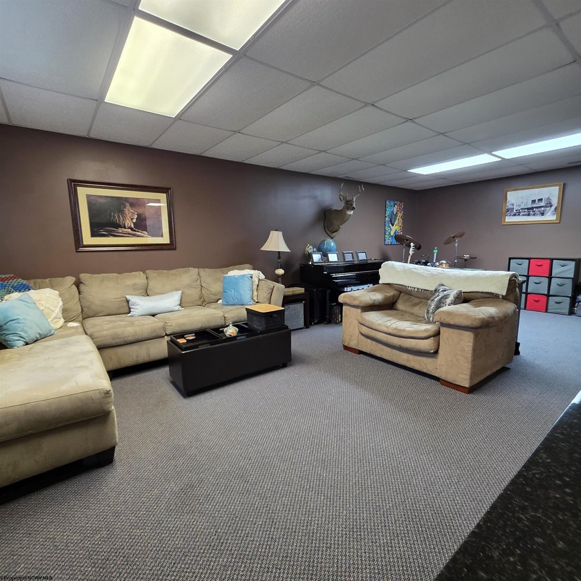 Beautiful and well-maintained split level home with 1st floor - photo 32