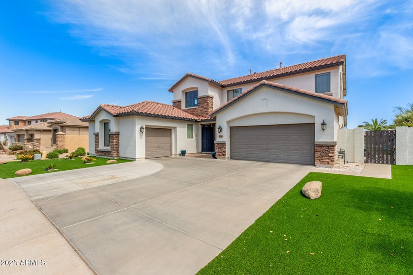 Live where the fairway becomes your backyard! Perfectly - photo 3