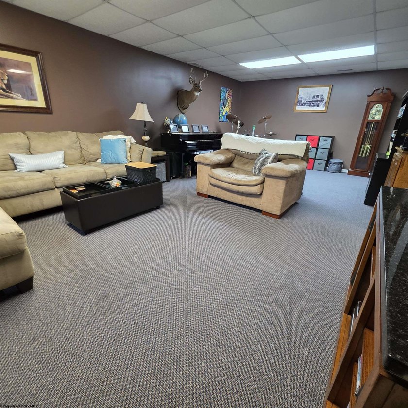 Beautiful and well-maintained split level home with 1st floor - photo 33
