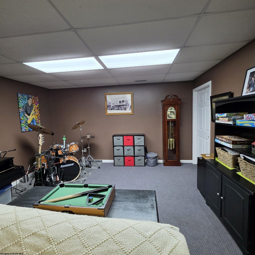 Beautiful and well-maintained split level home with 1st floor - photo 34