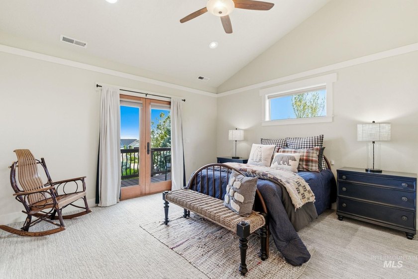 Welcome home to this exceptional residence, thoughtfully crafted - photo 36