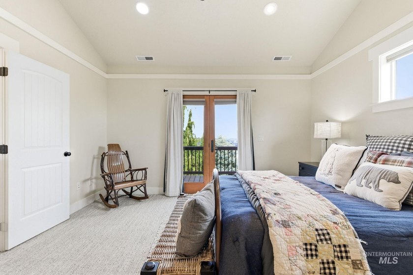 Welcome home to this exceptional residence, thoughtfully crafted - photo 37
