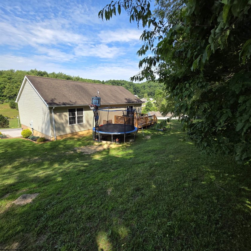 Beautiful and well-maintained split level home with 1st floor - photo 40