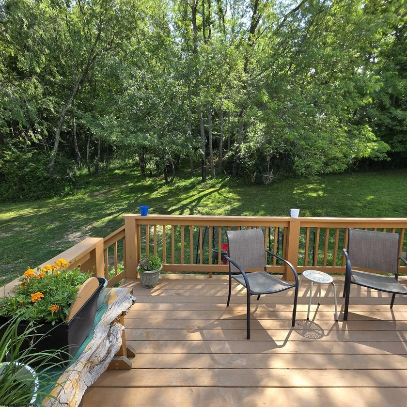 Beautiful and well-maintained split level home with 1st floor - photo 42