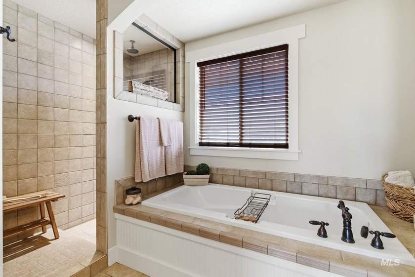 Welcome home to this exceptional residence, thoughtfully crafted - photo 43