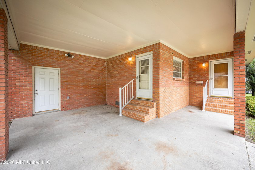 Welcome to 1907 9th Street in Pascagoula, where classic - photo 4