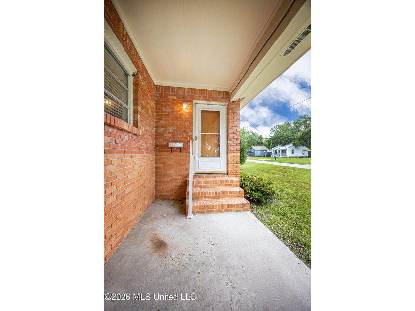 Welcome to 1907 9th Street in Pascagoula, where classic - photo 5