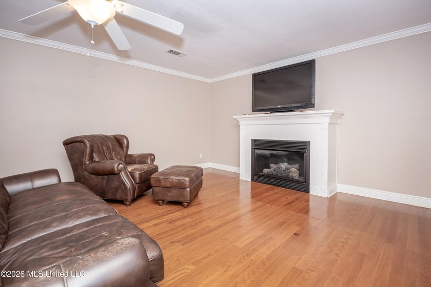 Welcome to 1907 9th Street in Pascagoula, where classic - photo 6