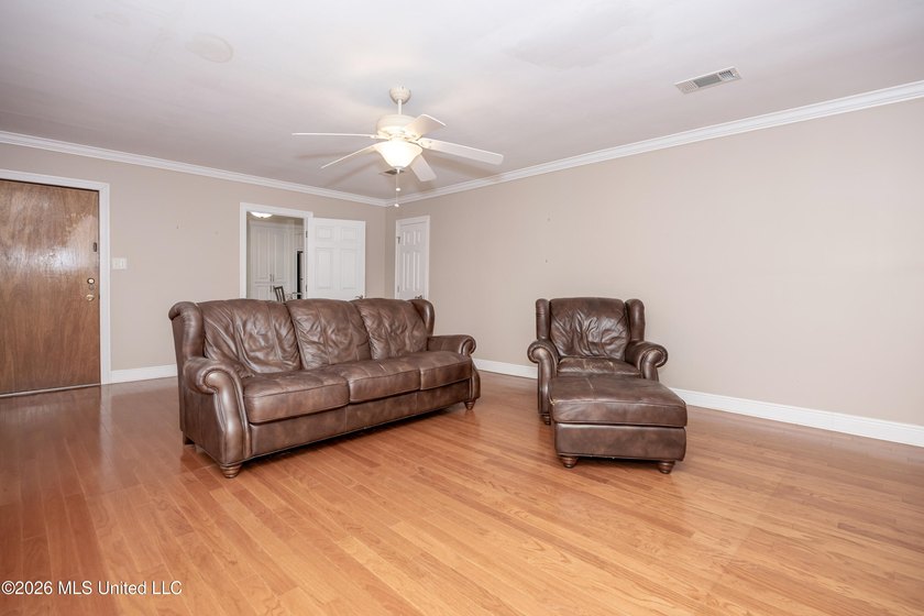 Welcome to 1907 9th Street in Pascagoula, where classic - photo 7