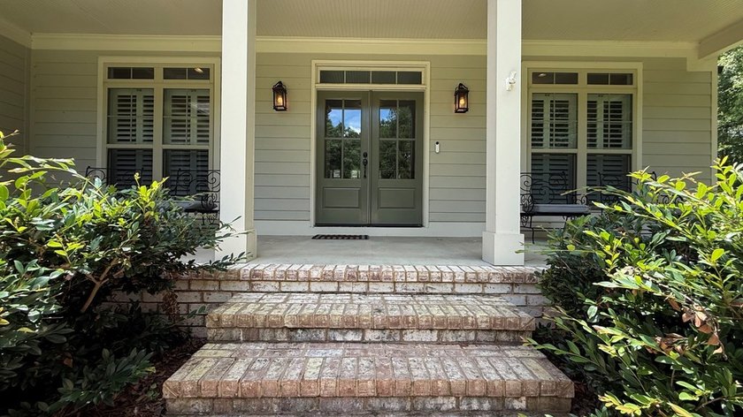This classically designed home exudes charm and beauty - photo 3
